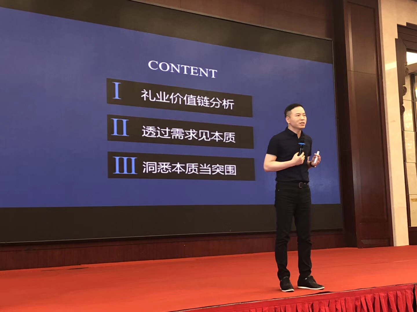 中国礼品商学院郑州论坛干货分享期间,云中鹤董事长董辉先生以“回归本质,率先突围“为主题,提出商业的本质是基于需求的交易而产生的价值创造,这一本质显然百年未变。但今天交易的内涵与逻辑变了,礼业也是如此。如何理解新的内涵与逻辑,回归礼业本质,是我们需要思考与改变的。并分别从礼业价值链分析、透过需求见本质、洞悉本质当突围3方面诠释主题。 一、礼业价值链分析 欧美发达国家线上完成99%的企业采购,在国内由于上升到国家需求,很多头部企业采购80%在线上完成。2018年将进一步扩大。云中鹤董